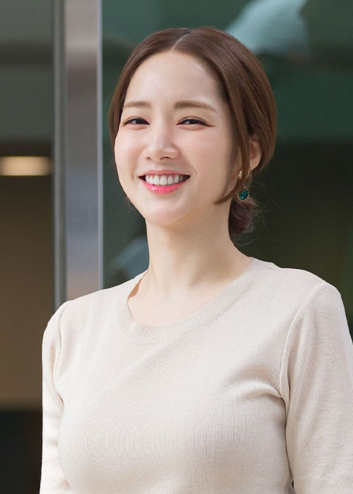 Top 6+ Kiểu Tóc Của Park Min Young Cho Các Cô Nàng Công Sở Park Min Young với kiểu tóc búi thấp