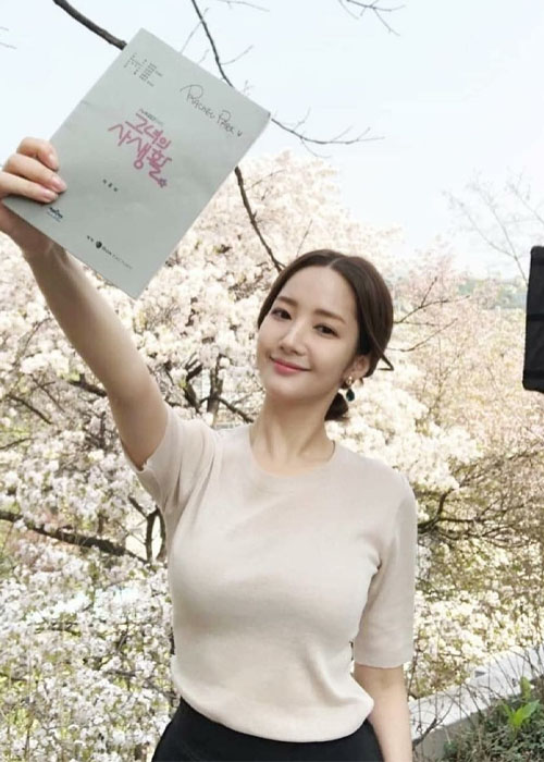 Top 6+ Kiểu Tóc Của Park Min Young Cho Các Cô Nàng Công Sở kiểu tóc búi thấp
