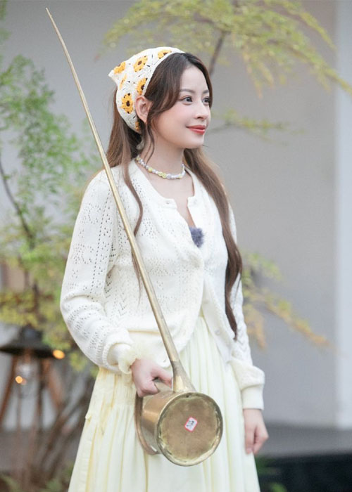 Top 9+ Kiểu Tóc Của Chi Pu Với Phong Cách Dịu Dàng và Quyến Rũ Chi Pu với kiểu tóc dài uốn sóng lơi