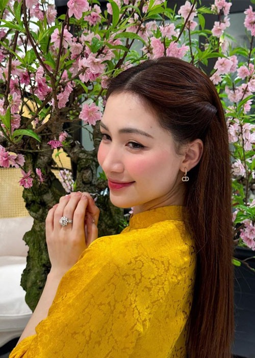 Top 8+ Kiểu Tóc Của Hòa Minzy Từ Ngọt Ngào Đến Cá Tính Hòa Minzy với kiểu tóc dài duỗi thẳng tự nhiên