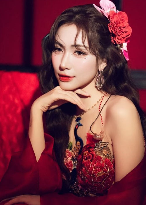 Top 8+ Kiểu Tóc Của Hòa Minzy Từ Ngọt Ngào Đến Cá Tính Hòa Minzy với kiểu tóc mái bay