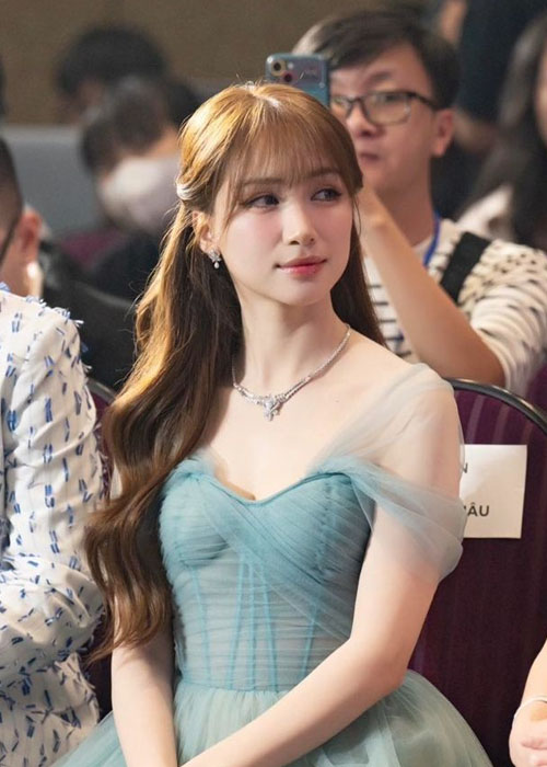 Top 8+ Kiểu Tóc Của Hòa Minzy Từ Ngọt Ngào Đến Cá Tính Hòa Minzy với kiểu tóc mái thưa