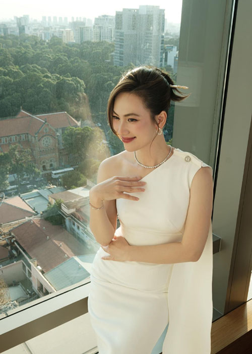Top 5 Kiểu Tóc Của Phương Anh Đào Dịu Dàng, Nữ Tính và Đầy Cuốn Hút Kiểu tóc búi thấp của Phương Anh Đào