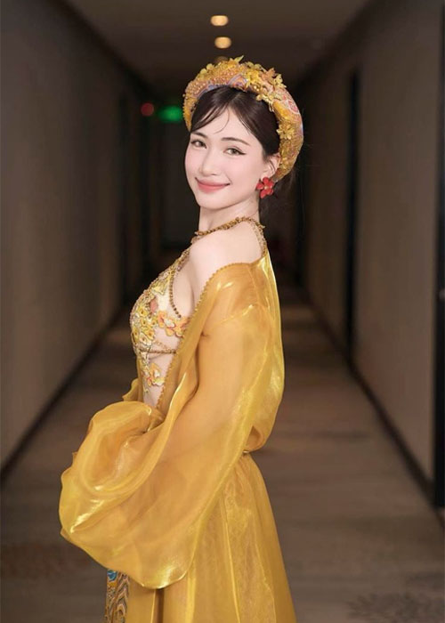 Top 8+ Kiểu Tóc Của Hòa Minzy Từ Ngọt Ngào Đến Cá Tính Kiểu tóc búi thấp thanh lịch của Hòa Minzy