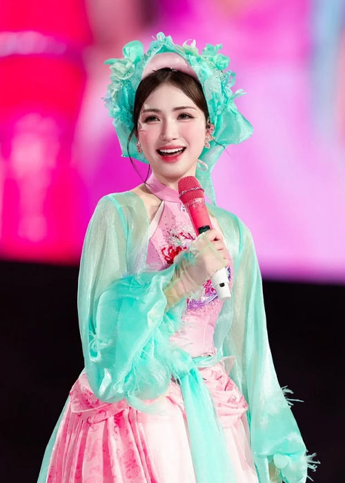 Top 8+ Kiểu Tóc Của Hòa Minzy Từ Ngọt Ngào Đến Cá Tính Kieu toc bui thap thanh lich