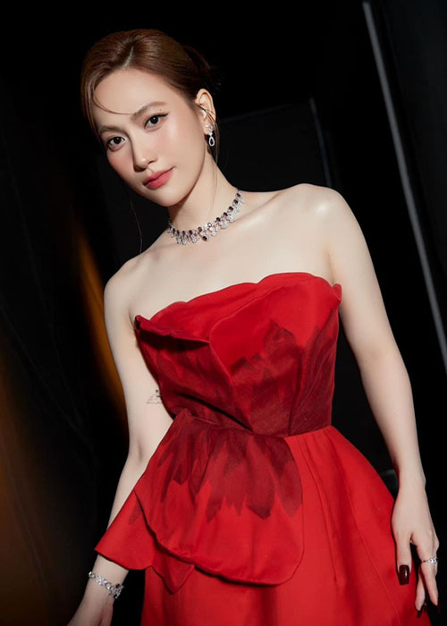 Top 5 Kiểu Tóc Của Phương Anh Đào Dịu Dàng, Nữ Tính và Đầy Cuốn Hút Kieu toc bui thap