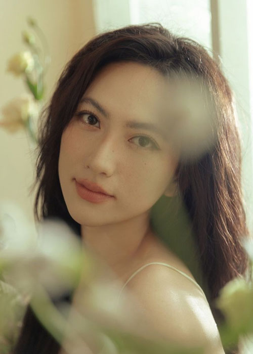 Top 5 Kiểu Tóc Của Phương Anh Đào Dịu Dàng, Nữ Tính và Đầy Cuốn Hút Kiểu tóc dài để thẳng của Phương Anh Đào