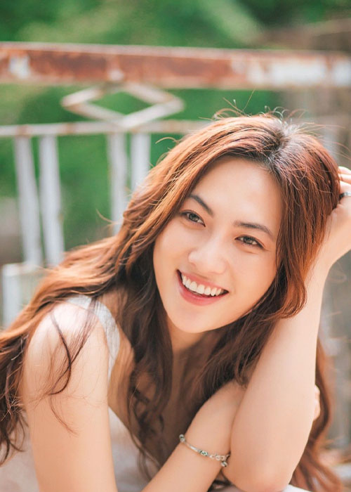 Top 5 Kiểu Tóc Của Phương Anh Đào Dịu Dàng, Nữ Tính và Đầy Cuốn Hút Kiểu tóc dài uốn sóng lơi của Phương Anh Đào