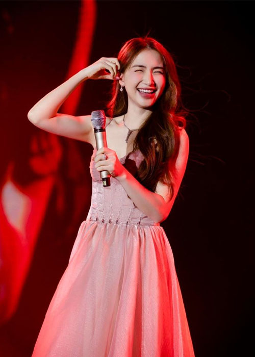Top 8+ Kiểu Tóc Của Hòa Minzy Từ Ngọt Ngào Đến Cá Tính Kieu toc dai uon song loi