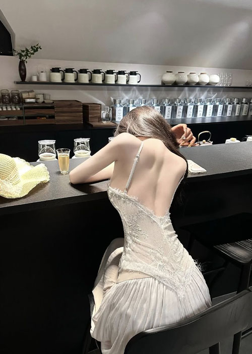 99+ Ảnh Hot Girl Eo Thon Đẹp Tự Nhiên, Thần Thái Cuốn Hút Ảnh hot girl eo thon diện váy ôm nhẹ tôn đường cong thanh lịch