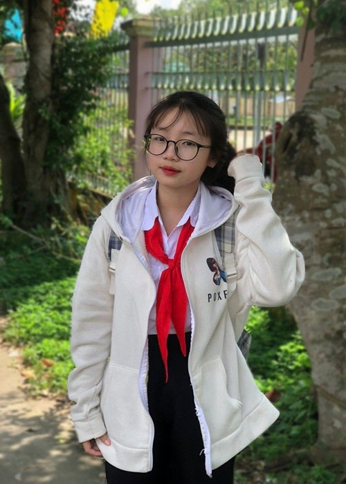 Top 99+ Ảnh Gái Xinh Cấp 2 Dễ Thương và Trong Sáng Tuổi Học Trò Ảnh gái xinh cấp 2 mặc áo sơ mi trắng giản dị trong sân trường