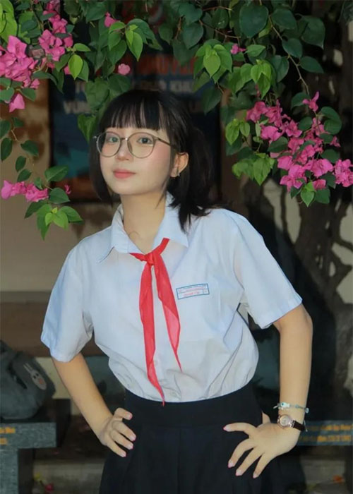 Top 99+ Ảnh Gái Xinh Cấp 2 Dễ Thương và Trong Sáng Tuổi Học Trò Nữ sinh cấp 2 xinh xắn tạo dáng nhẹ nhàng trong khuôn viên trường