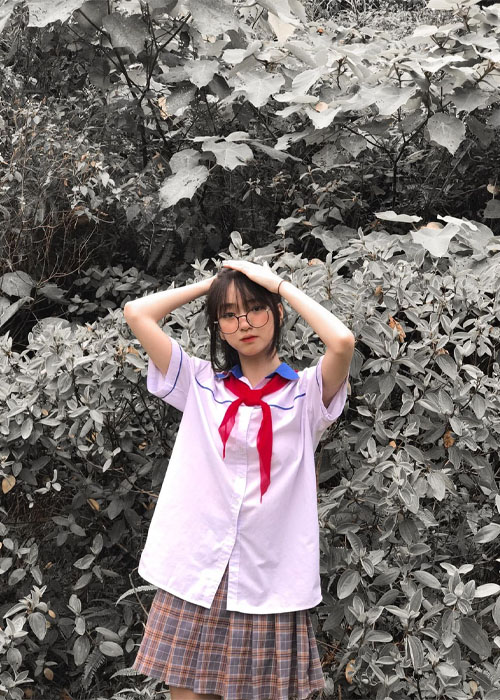 Top 99+ Ảnh Gái Xinh Cấp 2 Dễ Thương và Trong Sáng Tuổi Học Trò Ảnh gái xinh cấp 2 tạo dáng cạnh ghế đá sân trường chiều nắng nhẹ