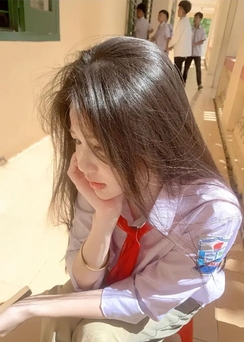 Top 99+ Ảnh Gái Xinh Cấp 2 Dễ Thương và Trong Sáng Tuổi Học Trò Ảnh gái xinh cấp 2 tạo dáng nhẹ nhàng bên cửa sổ lớp học ánh nắng dịu dàng