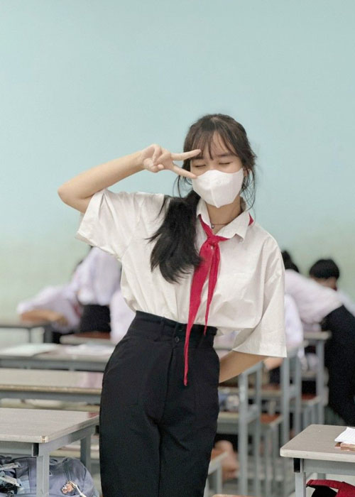 Top 99+ Ảnh Gái Xinh Cấp 2 Dễ Thương và Trong Sáng Tuổi Học Trò Ảnh gái xinh cấp 2 tạo dáng tự nhiên trong lớp học với ánh sáng dịu nhẹ
