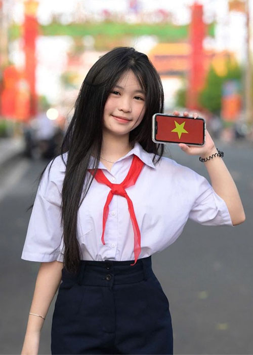 Top 99+ Ảnh Gái Xinh Cấp 2 Dễ Thương và Trong Sáng Tuổi Học Trò Ảnh gái xinh cấp 2 mặc đồng phục trắng tươi cười rạng rỡ giữa sân trường giờ ra chơi