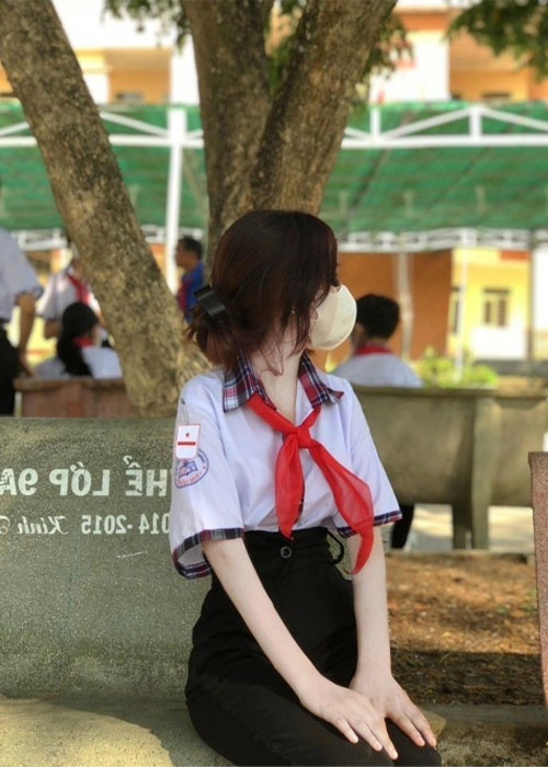 Top 99+ Ảnh Gái Xinh Cấp 2 Dễ Thương và Trong Sáng Tuổi Học Trò Ảnh gái xinh cấp 2 chụp góc nghiêng đáng yêu tại hành lang trường học