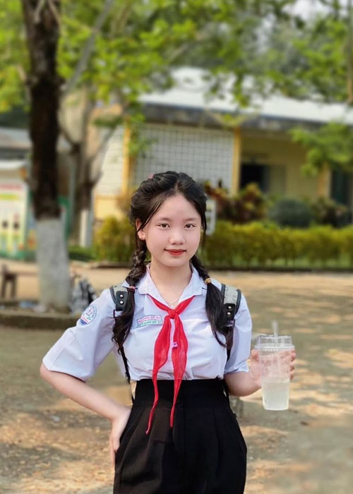 Top 99+ Ảnh Gái Xinh Cấp 2 Dễ Thương và Trong Sáng Tuổi Học Trò Ảnh gái xinh cấp 2 với nụ cười hồn nhiên dưới tán cây xanh sân trường