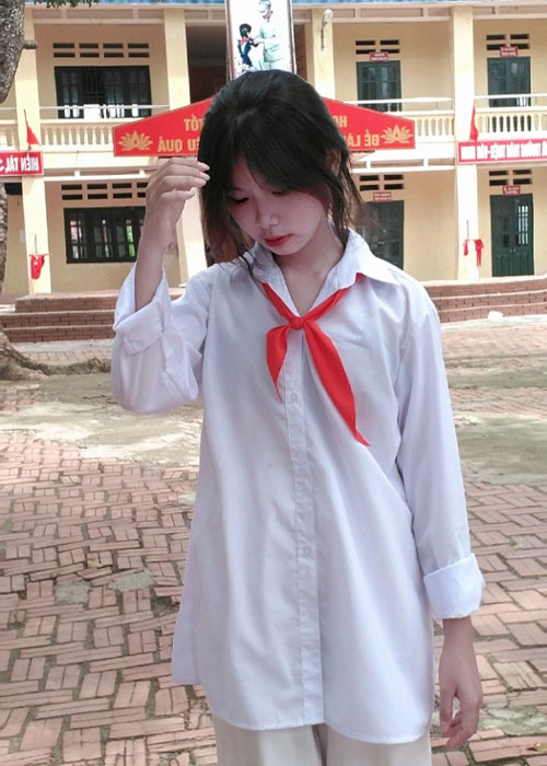 Top 99+ Ảnh Gái Xinh Cấp 2 Dễ Thương và Trong Sáng Tuổi Học Trò Hình nữ sinh cấp 2 cười hiền khi chụp ảnh tại sân trường