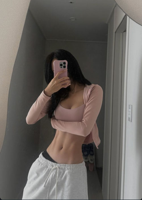 99+ Ảnh Hot Girl Eo Thon Đẹp Tự Nhiên, Thần Thái Cuốn Hút Ảnh hot girl eo thon với outfit pastel trẻ trung thanh lịch