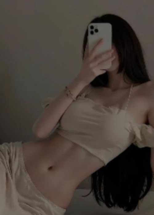 99+ Ảnh Hot Girl Eo Thon Đẹp Tự Nhiên, Thần Thái Cuốn Hút Ảnh hot girl eo thon mặc áo croptop trắng đơn giản tinh tế