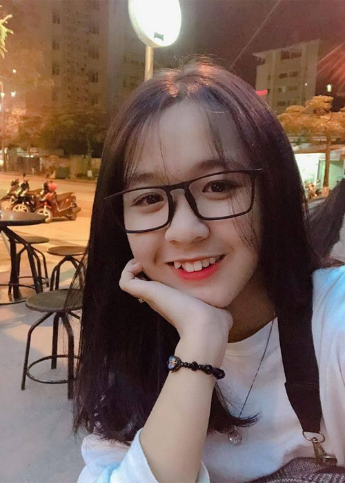 Top 69+ Ảnh Gái Xinh Răng Khểnh Cười Duyên Đốn Tim Người Đối Diện Ảnh gái xinh răng khểnh chụp tại quán cà phê phong cách tối giản