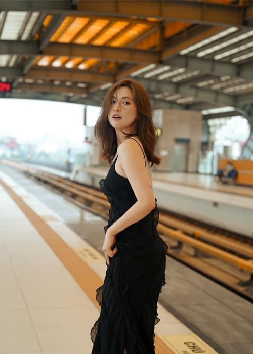 Top 5 Kiểu Tóc Của Phương Anh Đào Dịu Dàng, Nữ Tính và Đầy Cuốn Hút kieu toc layer dai