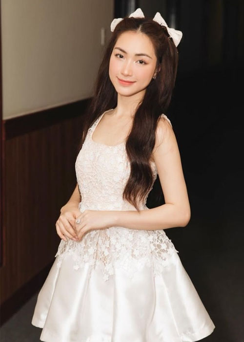 Top 8+ Kiểu Tóc Của Hòa Minzy Từ Ngọt Ngào Đến Cá Tính toc dai uon song loi