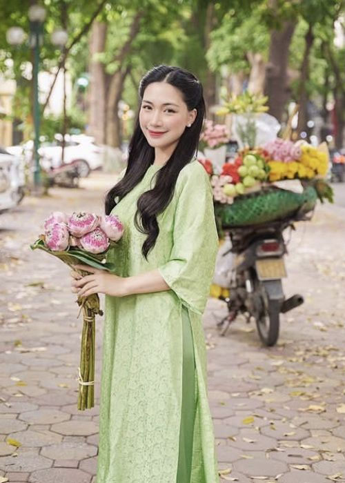 Top 8+ Kiểu Tóc Của Hòa Minzy Từ Ngọt Ngào Đến Cá Tính tóc uốn sóng to của Hòa Minzy